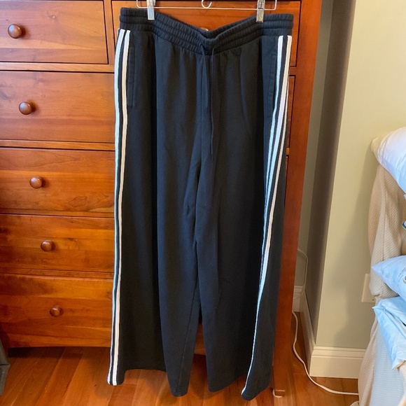 Women’s Adidas Wide Leg Sweatpants 2XL, Black, EUC - Picture 1 of 9